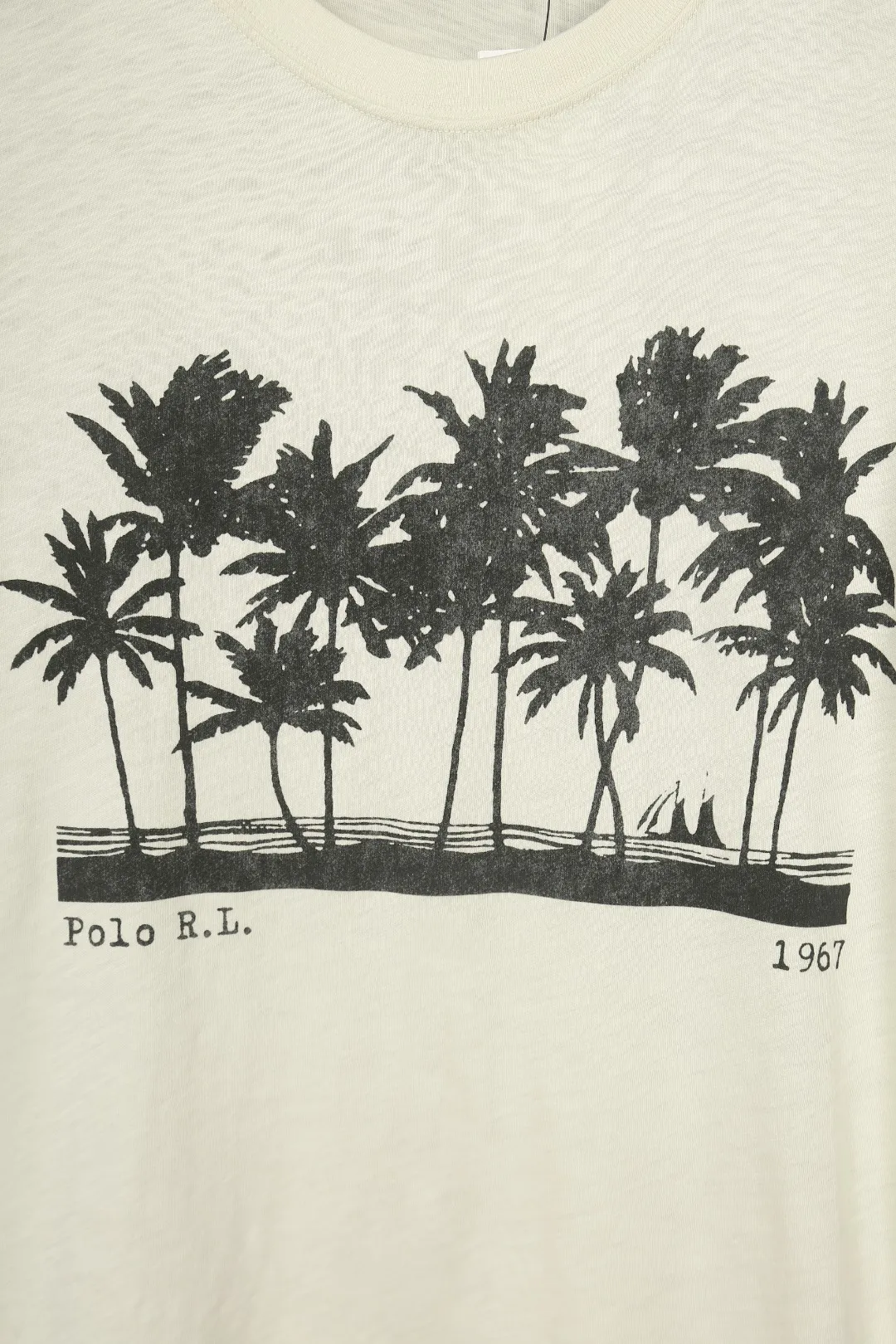 P124 Actual photo [Hot in summer] Style number: 25050# Color: Mi Xing Size: S to XL - Ralph Lauren/Ralph Lauren 2025SS Summer new Hampton coastal style island coconut tree soft slub cotton short-sleeved Tee - Correct and short version The upper body is more proportional ✅ - Original consistent warp and weft slub cotton, soft and comfortable with a sense of laziness ✅ - RL 25 new coconut tree printed cotton Tee The resort-style coconut tree and island pattern print on the chest enriches the visual beauty. The apricot color and the texture of the bamboo fabric have a very lazy summer style. The loose and short version is not picky about your body shape and brings out the Instagram atmosphere. Highly recommended.